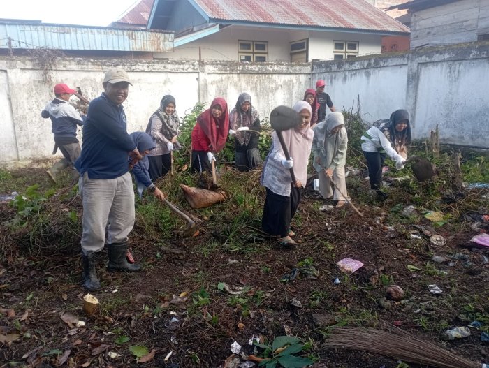 Gotong Royong Warga MIN 1 Kerinci Terus Berlanjut, Kini Fokus di Bagian Belakang Madrasah