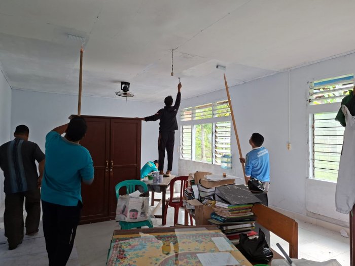 Staf TU MIN 1 Kerinci Bergotong Royong Mengecat Ruang Tata Usaha Demi Meningkatkan Kenyamanan Pelayanan