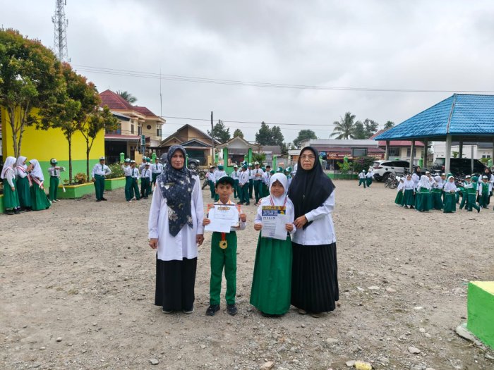 Apresiasi Prestasi! Kepala MIN 1 Kerinci Serahkan Penghargaan kepada Siswa Berprestasi