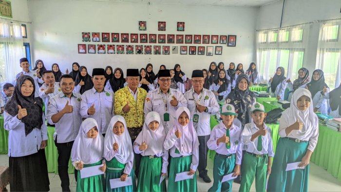 Kemenag Kab. Kerinci Salurkan Zakat kepada 7 Siswa MIN 1 Kerinci, Wujud Kepedulian Pendidikan