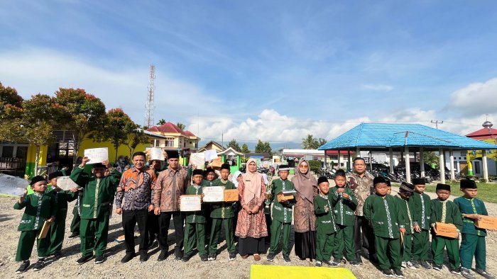 Semangat Berkompetisi, Bangga Berprestasi: Juara Class Meeting MIN 1 Kerinci Terima Penghargaan