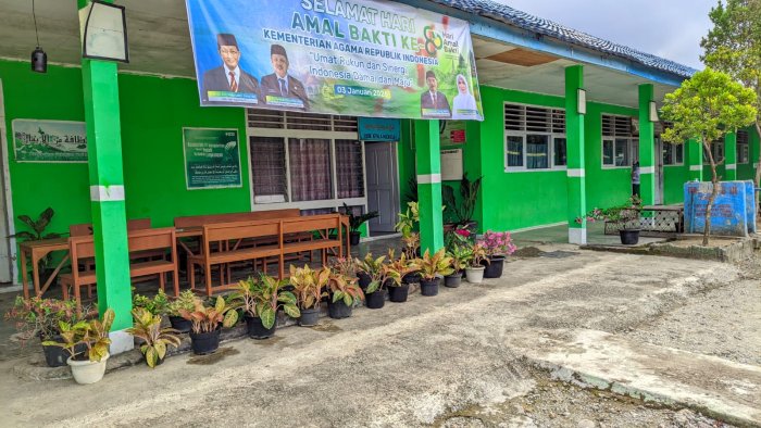 Penyegaran Lingkungan Madrasah, PTK MIN 1 Kerinci Hiasi Sekolah dengan Tanaman Hias