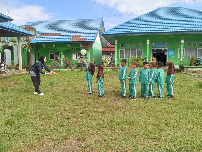 Belajar Sambil Bermain, Siswa Kelas 1A MIN 1 Kerinci Latihan Lempar Tangkap Bola