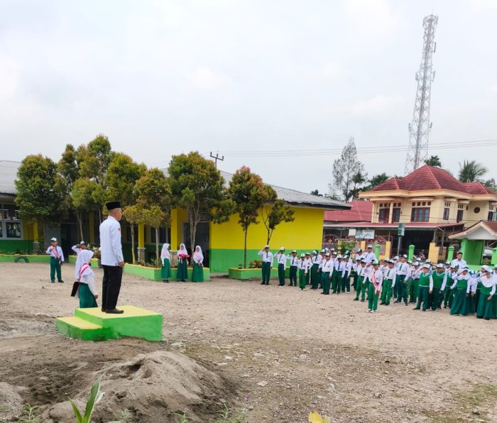 Menanamkan Jiwa Disiplin dan Cinta Tanah Air melalui Upacara Bendera di MIN 1 Kerinci