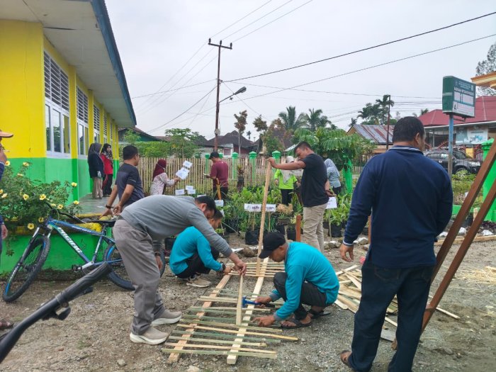 Percantik Kebun TOGA, MIN 1 Kerinci Buat Pagar Mini untuk Ciptakan Lingkungan Madrasah yang Asri Percantik Kebun TOGA, MIN 1 Kerinci Buat Pagar Mini untuk Ciptakan Lingkungan Madrasah yang Asri