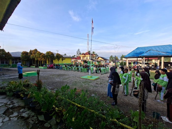 Kepala MIN 1 Kerinci Berikan Pengarahan Sebelum Pelaksanaan Gotong Royong Madrasah