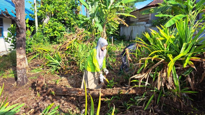 Gotong Royong Penuh Kebersamaan, Kepala Madrasah MIN 1 KERINCI Ungkap Kecintaan pada Dunia Tanaman