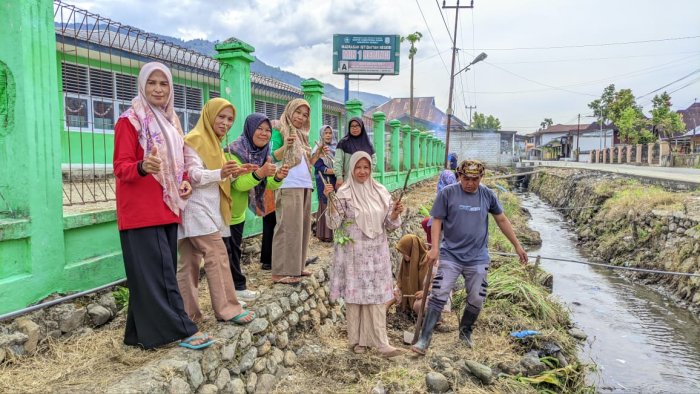 Dari Bersih Menjadi Produktif, MIN 1 Kerinci Tanami Lahan Madrasah dengan Keladi dan Ubi