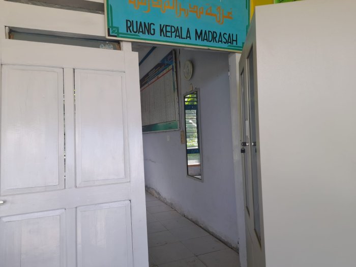 MIN 1 Kerinci Lakukan Renovasi Ruang Kepala Madrasah untuk Meningkatkan Kualitas Pelayanan dan Kenyamanan Kerja