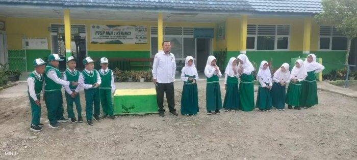 Mengawali Hari dengan Kalam Ilahi: Pembacaan Ayat Pendek Siswa-Siswi MIN 1 Kerinci