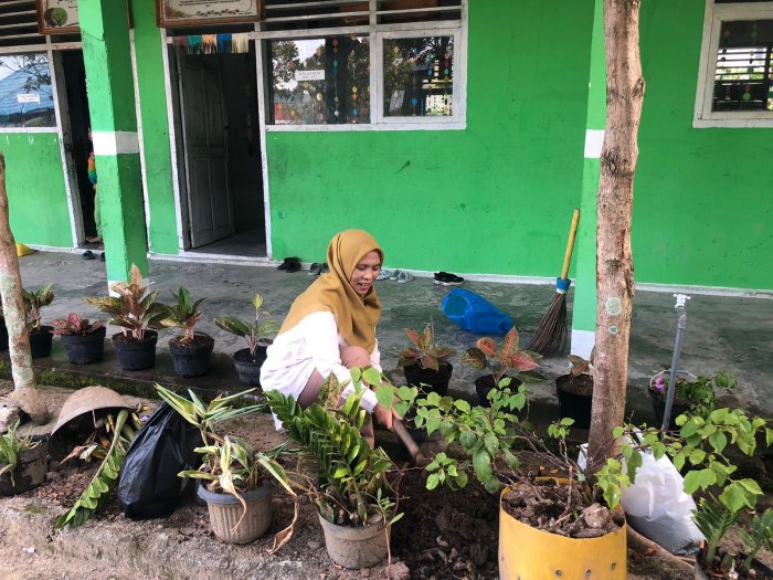 Tenaga Pendidik MIN 1 Kerinci Menjadi Teladan Kepedulian Lingkungan Sekolah
