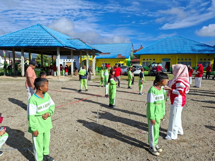 Semangat Kemerdekaan, Lomba Memasukkan Paku dalam Botol Ajarkan Siswa MIN 1 Kerinci Arti Kesabaran dan Ketelitian