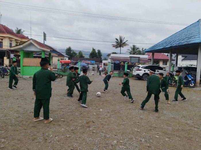 Bukan Sekadar Istirahat: Siswa Madrasah Tunjukkan Sportivitas Lewat Sepak Bola