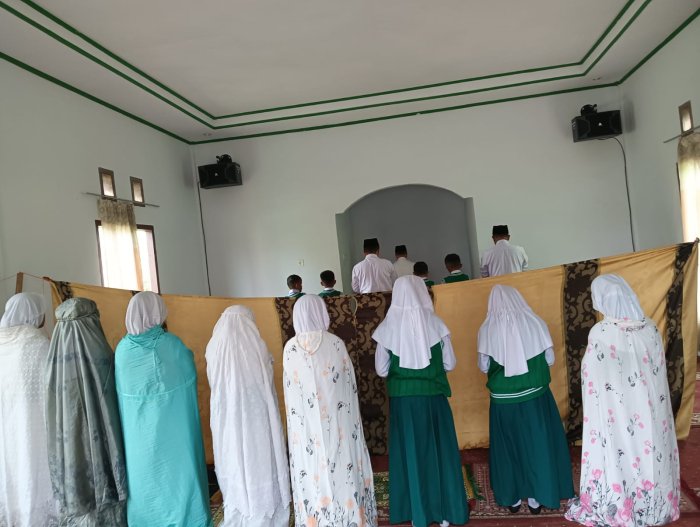 Membentuk Generasi Religius, Siswa Kelas 3 MIN 1 Kerinci Semangat Laksanakan Salat Zuhur Membentuk Generasi Religius, Siswa Kelas 3 MIN 1 Kerinci Semangat Laksanakan Salat Zuhur
