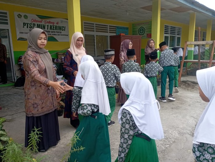 Budaya 5S (Senyum, Salam, Sapa, Sopan, Santun) Menguatkan Karakter Peserta Didik MIN 1 Kerinci