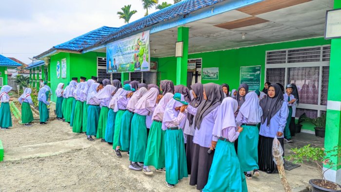 Salaman Usai Upacara di MIN 1 Kerinci, Perkuat Adab, Disiplin, dan Kebersamaan Warga Madrasah