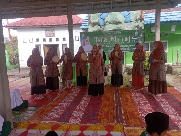 Penampilan Ibu Majelis Guru Buka Peringatan Isra Miraj Nabi Muhammad SAW di MIN 1 Kerinci