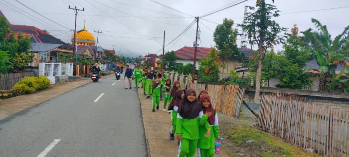 Menjaga Kebugaran, MIN 1 Kerinci Gelar Jalan Santai Sehat