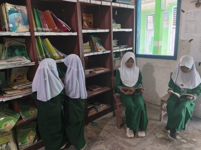 Gemar Membaca, Siswa Aktif Berkunjung ke Perpustakaan MIN 1 Kerinci