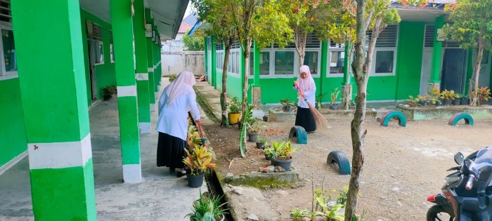Dedikasi Tenaga Kependidikan MIN 1 Kerinci dalam Menciptakan Lingkungan Belajar yang Nyaman