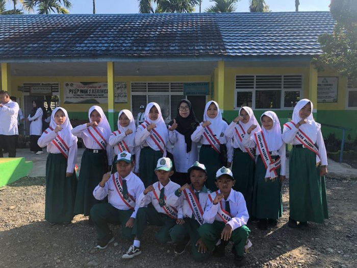 Tampil Percaya Diri dan Penuh Semangat, Siswa Kelas 5 MIN 1 Kerinci Sukses Jalankan Tugas Upacara Tampil Percaya Diri dan Penuh Semangat, Siswa Kelas 5 MIN 1 Kerinci Sukses Jalankan Tugas Upacara