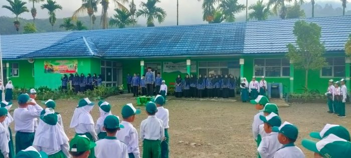 Khidmatnya Upacara HKN di MIN 1 Kerinci, Bapak Harmadi, S.Ag Sampaikan Amanat Pembina Upacara