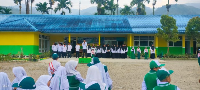 Khidmat di Lapangan, Semangat di Hati: MIN 1 Kerinci Gelar Upacara Bendera Senin Pagi Khidmat di Lapangan, Semangat di Hati: MIN 1 Kerinci Gelar Upacara Bendera Senin Pagi