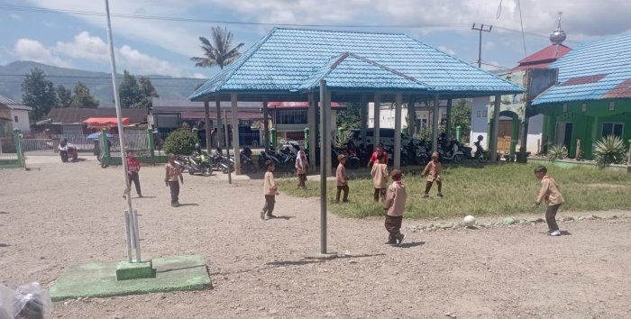 Jam Istirahat Produktif, Siswa MIN 1 Kerinci Manfaatkan Lapangan Madrasah