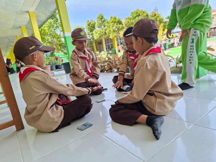 Seru dan Edukatif, Siswa Madrasah Asah Ketangkasan Lewat Permainan Kartu Terbang Seru dan Edukatif, Siswa Madrasah Asah Ketangkasan Lewat Permainan Kartu Terbang