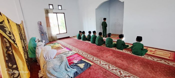 Belajar Ibadah Sejak Dini, Siswa Kelas 3 MIN 1 Kerinci Laksanakan Praktik di Mushola di Bawah Bimbingan Guru