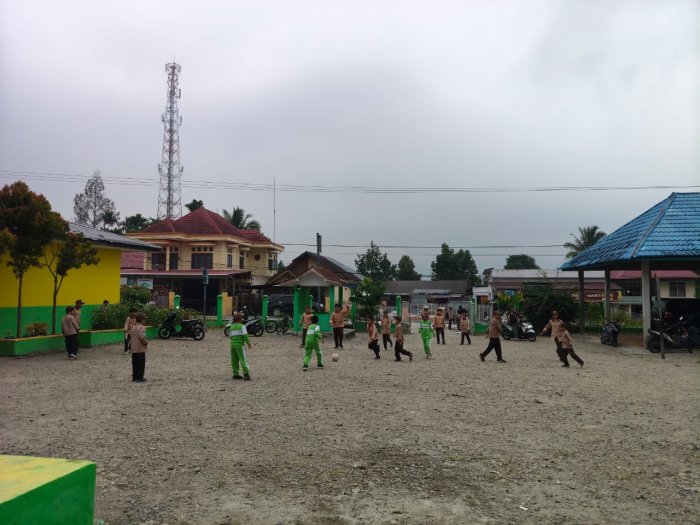 Sehat dan Ceria Sebelum PBM, Siswa MIN 1 Kerinci Manfaatkan Waktu dengan Bermain Sepak Bola Sehat dan Ceria Sebelum PBM, Siswa MIN 1 Kerinci Manfaatkan Waktu dengan Bermain Sepak Bola