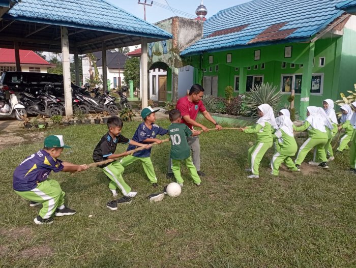 Satu Tarikan, Satu Semangat: Siswa MIN 1 Kerinci Tunjukkan Kekompakan dalam Tarik Tambang Satu Tarikan, Satu Semangat: Siswa MIN 1 Kerinci Tunjukkan Kekompakan dalam Tarik Tambang