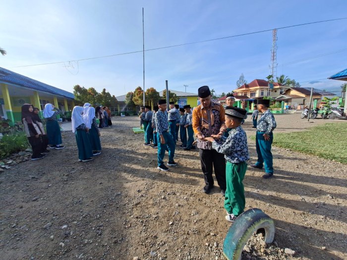 Tanamkan Hidup Bersih Sejak Dini, Siswa MIN 1 Kerinci Ikuti Pemeriksaan Kuku Tanamkan Hidup Bersih Sejak Dini, Siswa MIN 1 Kerinci Ikuti Pemeriksaan Kuku