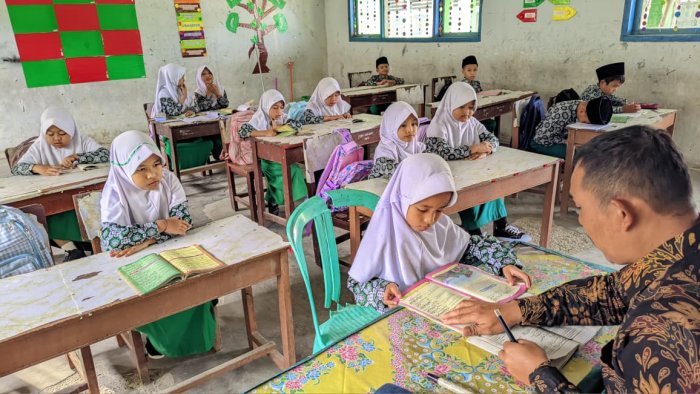 Rutinitas Pagi Bernuansa Islami, Peserta Didik MIN 1 Kerinci Perkuat Bacaan Juz Amma dan Hafalan Ayat Pendek